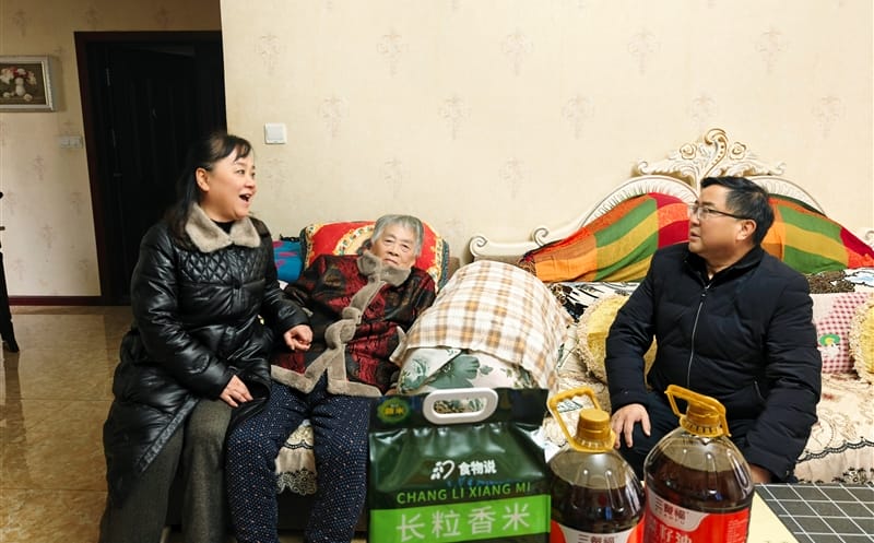 严冬送关爱 情暖老人心 ——测绘公司开展难题及患病退休员工走访慰问运动