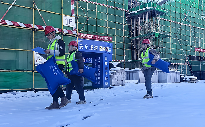 雪锁高原，，，，，匠心坚守∣攀西公司梭罗沟 项目部首雪日事情纪实