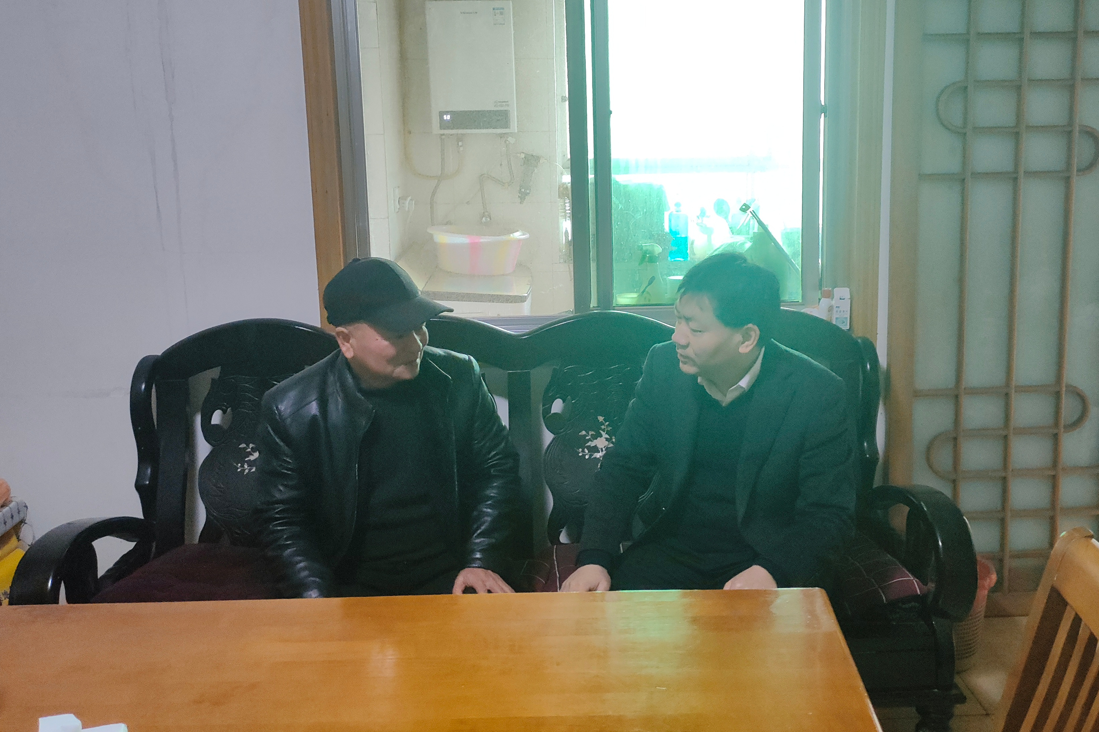 20260128杨明慰问退休难题职工（聂益家1）