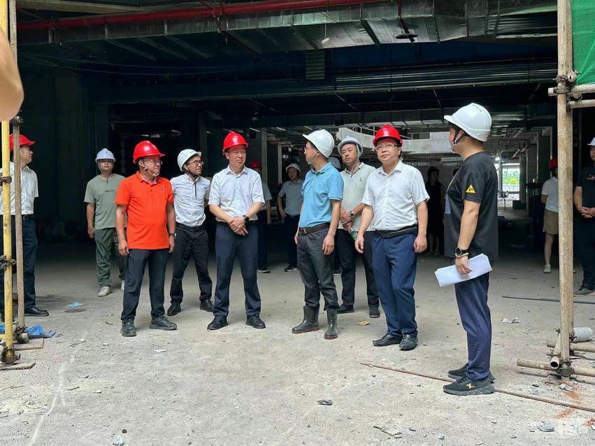 泸州市人大常委会副主任、高新区党工委书记 付小平到泸州爱琴海购物中心项目走访调研