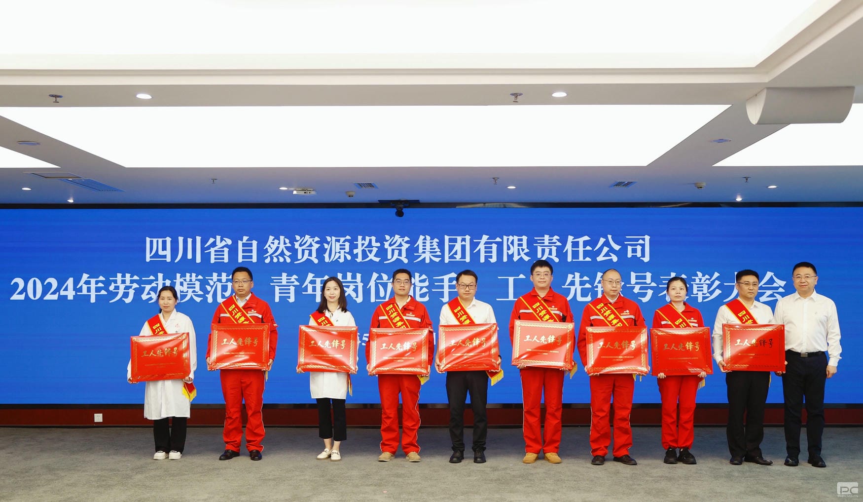 科技引领未来，，，，，立异驱动生长 ——蒋红彪实景三维立异事情室被授予集团“工人先锋号”